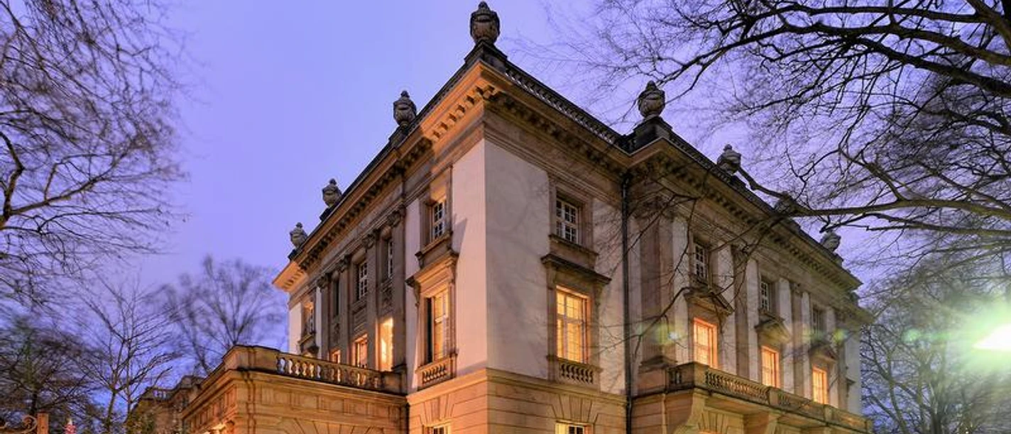Frankfurter Gesellschaft Das historische Gebäude der Frankfurter Gesellschaft bei Dämmerung, beleuchtet.