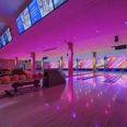 Bowling Bahnen bei West Bowling Eine moderne Bowlinghalle mit farbenfroher LED-Beleuchtung, leuchtende Bahnen und bunte Kugeln.A modern bowling hall with colorful LED lighting, glowing lanes and colorful balls.