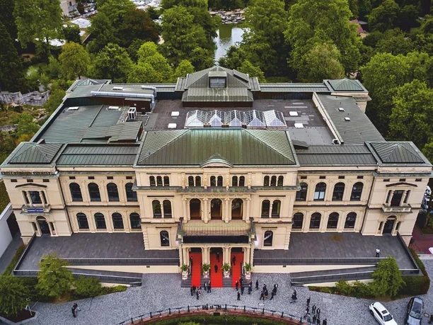 Zoo Gesellschaftshaus Frankfurt Luftaufnahme des Zoo Gesellschaftshaus Frankfurt mit rotem Teppich und Park.