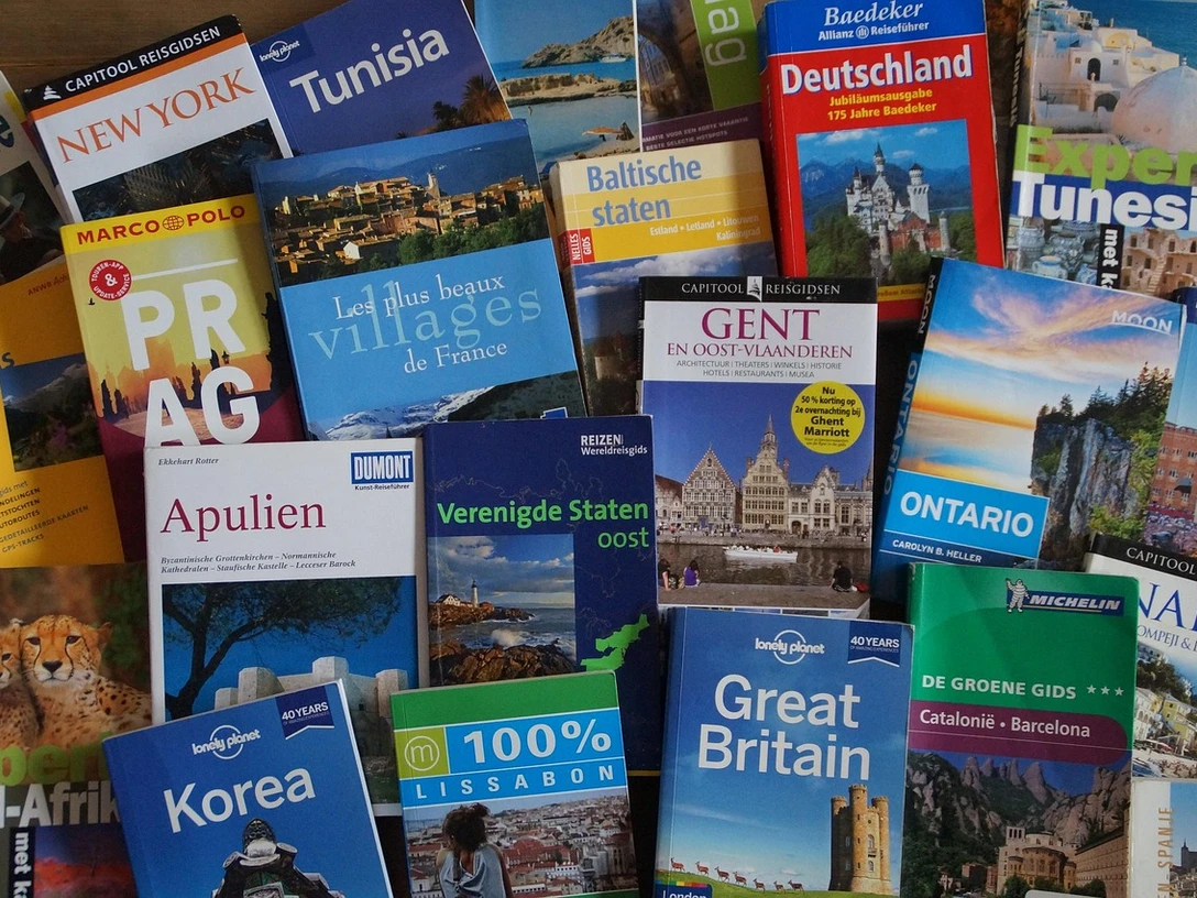 Reiseführer Reiseführer aus verschiedenen Ländern und Regionen liegen verstreut nebeneinander.