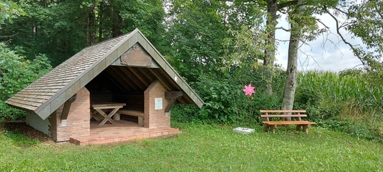 Ernst-Ruisinger-Hütte mit Skulptur "Windiger Herzbube"