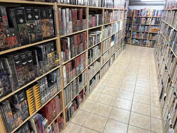 Regale voller Tabeltops im Brave New World Store Regale voller Tabeltops im Brave New World StoreShelves full of tabeltops in the Brave New World store