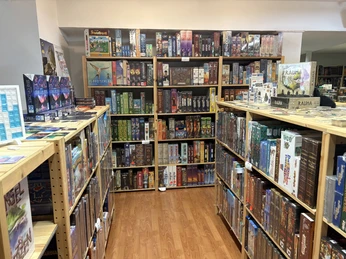 Wall and high shelves full of board games at Brave New World Wand- und Hochregale voller Gesellschaftsspiele im Brave New WorldWall and high shelves full of board games at Brave New World