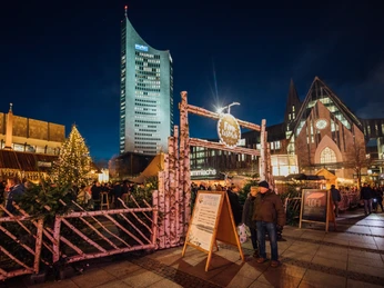 Finnisches Dorf auf dem Augustusplatz - Weihnachten in Leipzig Eingang zum Finnischen Dorf mit Blockhaus und Zelt am Abend mit dem City-Hochhaus im Hintergrund
