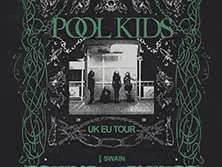 Vier Personen posieren vor einem Gebäudeeingang, das von grünen floralen Mustern umrahmt ist.