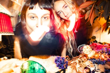 Naira Ramos & Laura Jana Luterbach, Foto: Leon Maria Plecity