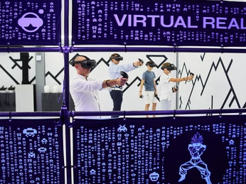 7th Space Cologne Menschen mit VR-Brillen tauchen in eine virtuelle Realität in einem futuristischen Raum ein.People wearing VR goggles are immersed in a virtual reality in a futuristic space.