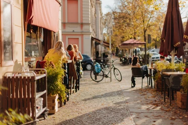 Potsdam_Herbst_Nimke_194.jpg Personen sitzen vor einem Café im Holländischen Viertel im Herbst
