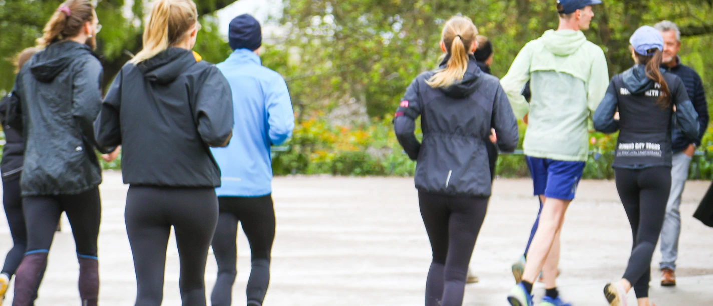 Laufgruppe Eine Laufgruppe ist durch Potsdam unterwegs