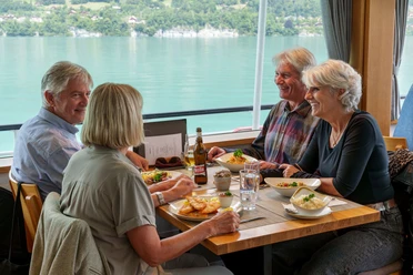 genusstour-brienzersee-2025-interlaken-Menschen-Essen-Schiff-Wasser-Gesselligkeit8.jpg