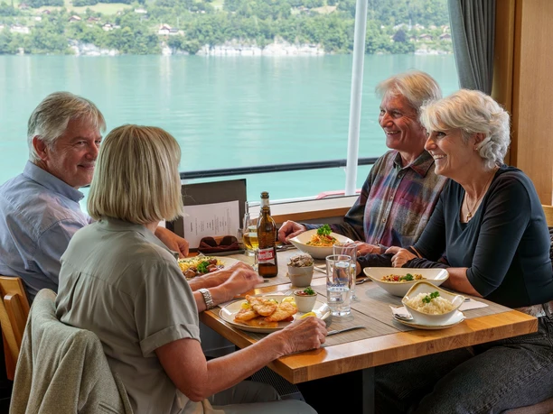 genusstour-brienzersee-2025-interlaken-Menschen-Essen-Schiff-Wasser-Gesselligkeit8.jpg