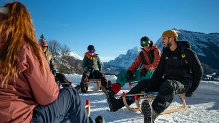 outdoor-switzerland-schlitteln-gruppe-kreis-spass-himmer-blau.jpg