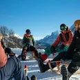 outdoor-switzerland-schlitteln-gruppe-kreis-spass-himmer-blau.jpg