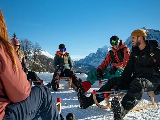outdoor-switzerland-schlitteln-gruppe-kreis-spass-himmer-blau.jpg