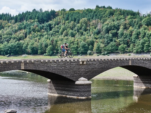 Radfahrer auf der Aseler Brücke