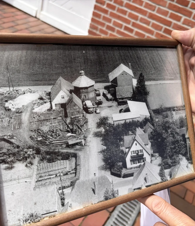 Josef Hensen zeigt eine Luftaufnahme der Kreutzmanns Mühle