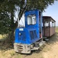Moorbahn Uchte Eine historische Moorbahn in blau auf schmaler Schiene vor einem Baum und einem weiten, klaren Himmel.A historic moorland railroad in blue on a narrow track in front of a tree and a wide, clear sky.En historisk hedejernbane i blåt på et smalt spor foran et træ og en bred, klar himmel.Een historische veenbaan in blauw op een smal spoor voor een boom en een heldere lucht.