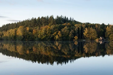 Salemer See Der ruhige Salemer See mit Wald und kleinem Bootshaus, spiegelt im klaren Wasser.