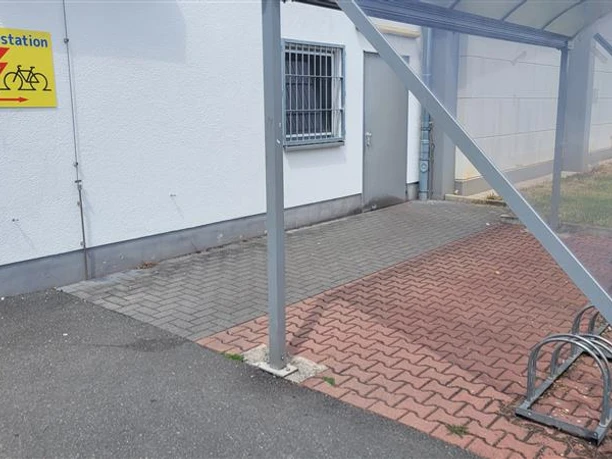 Gelbes Schild E-Bike Ladestation