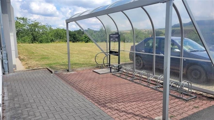 Überdachte E-Bike Ladestation und Fahrradständer