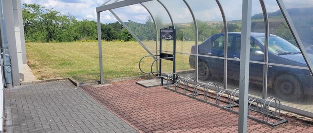 Überdachte E-Bike Ladestation und Fahrradständer