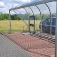 Überdachte E-Bike Ladestation und Fahrradständer