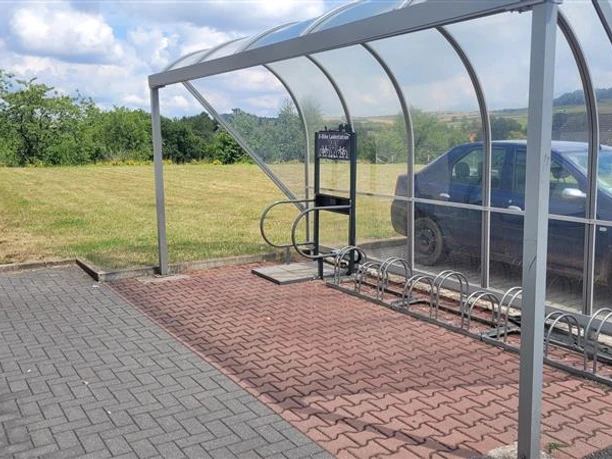 Überdachte E-Bike Ladestation und Fahrradständer