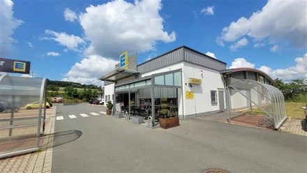 Außenansicht Edeka Rommel und überdachter Fahrradparkplatz