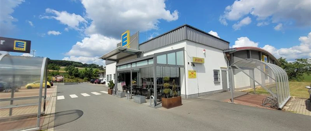 Außenansicht Edeka Rommel und überdachter Fahrradparkplatz
