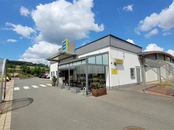 Außenansicht Edeka Rommel und überdachter Fahrradparkplatz