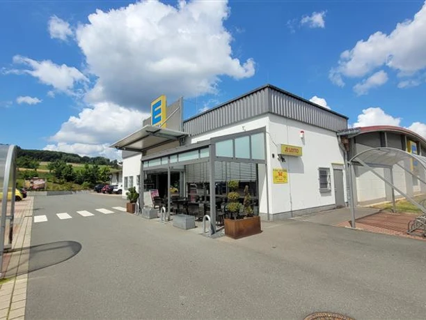 Außenansicht Edeka Rommel und überdachter Fahrradparkplatz