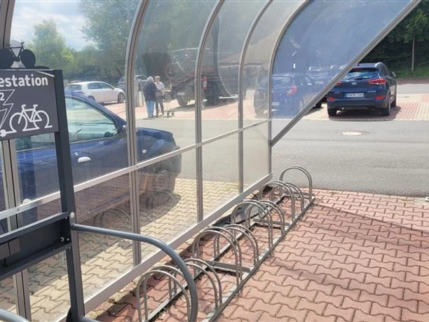 E-Bike Ladestation Schild und Fahrradständer