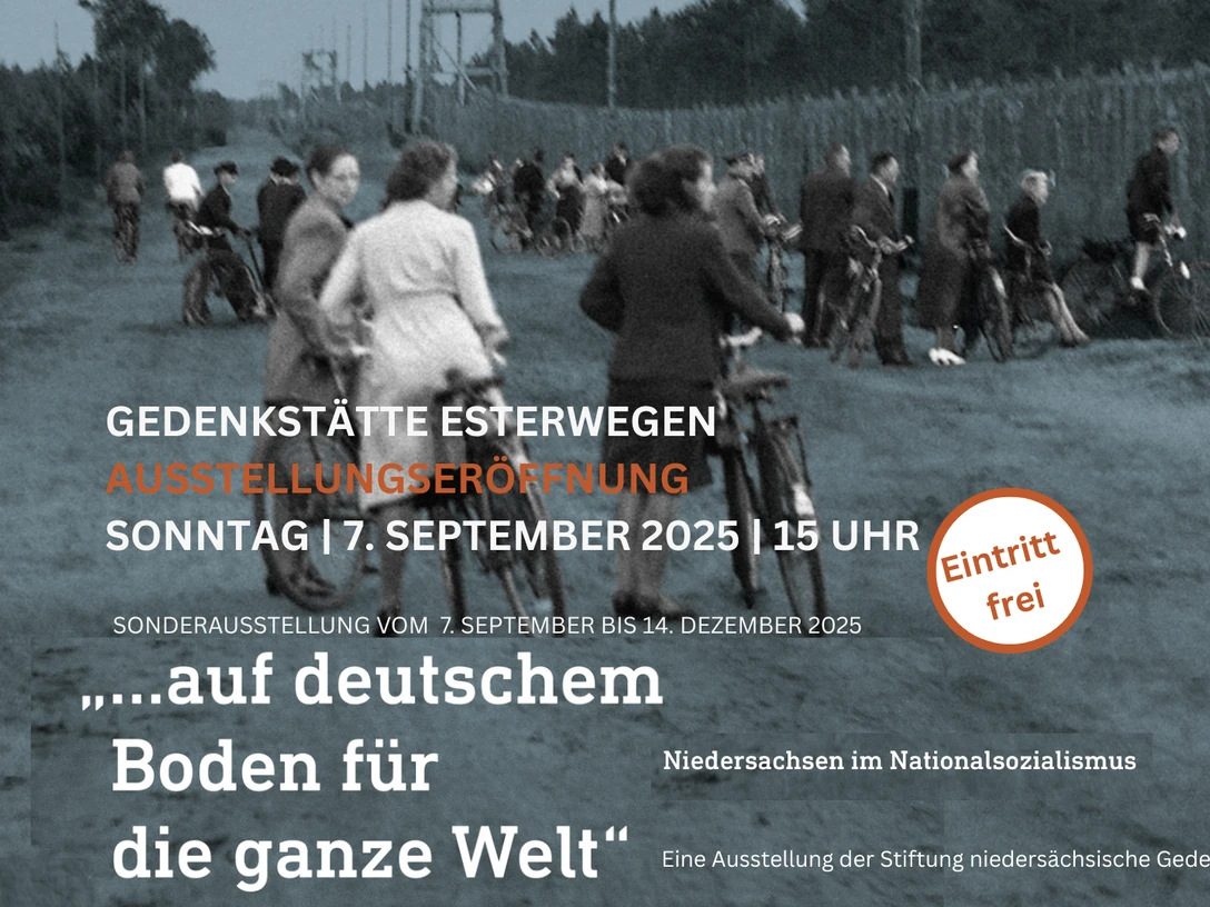 Auf deutschem Boden für die ganze Welt_DestinationOne.png Das Bild zeigt zeigt Schaulustige mit Fahrrädern vor dem Kriegsgefangenenlager Wietzendorf im Jahr 1941