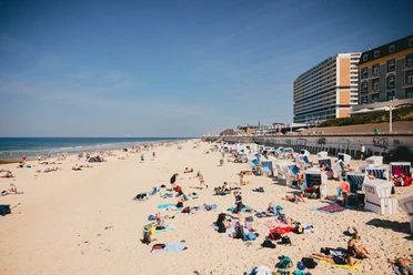 Sonniger Tag am Weststrand