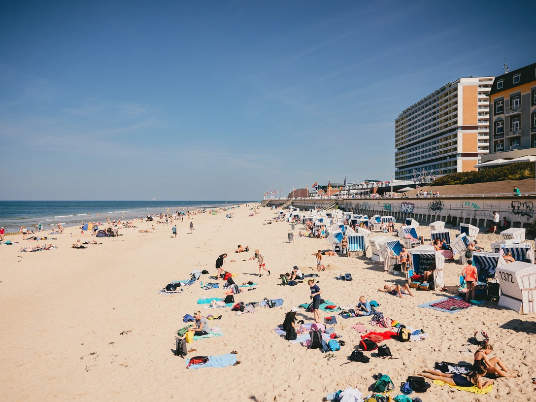 Sonniger Tag am Weststrand