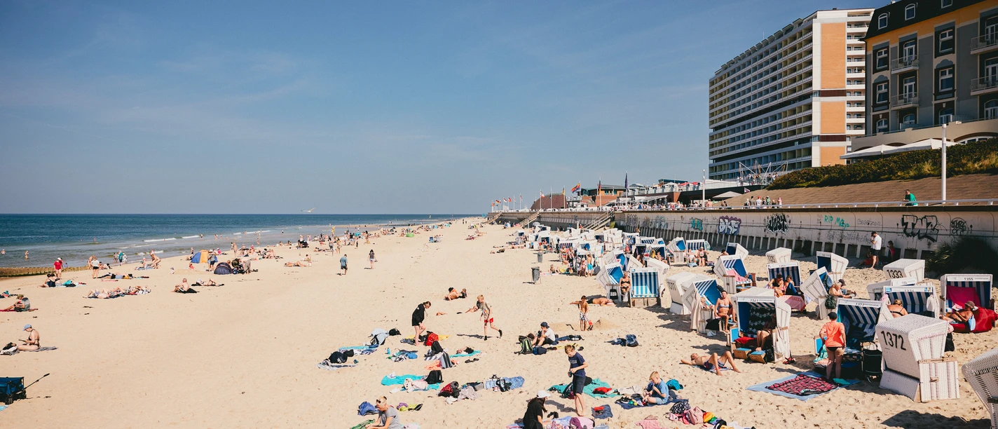 Sonniger Tag am Weststrand