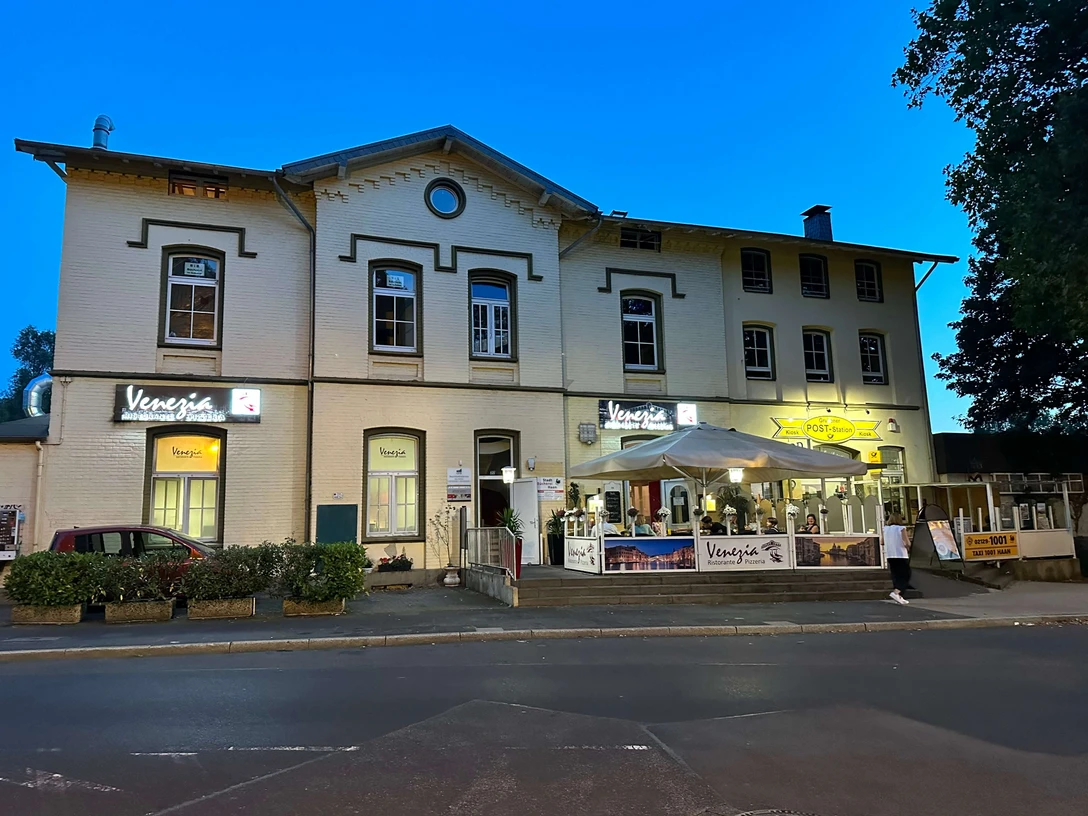 Restaurant Venezia am Abend, Haan Restaurant Venezia in Haan beleuchtet in der Abenddämmerung, einladende Terrasse zur Straße.