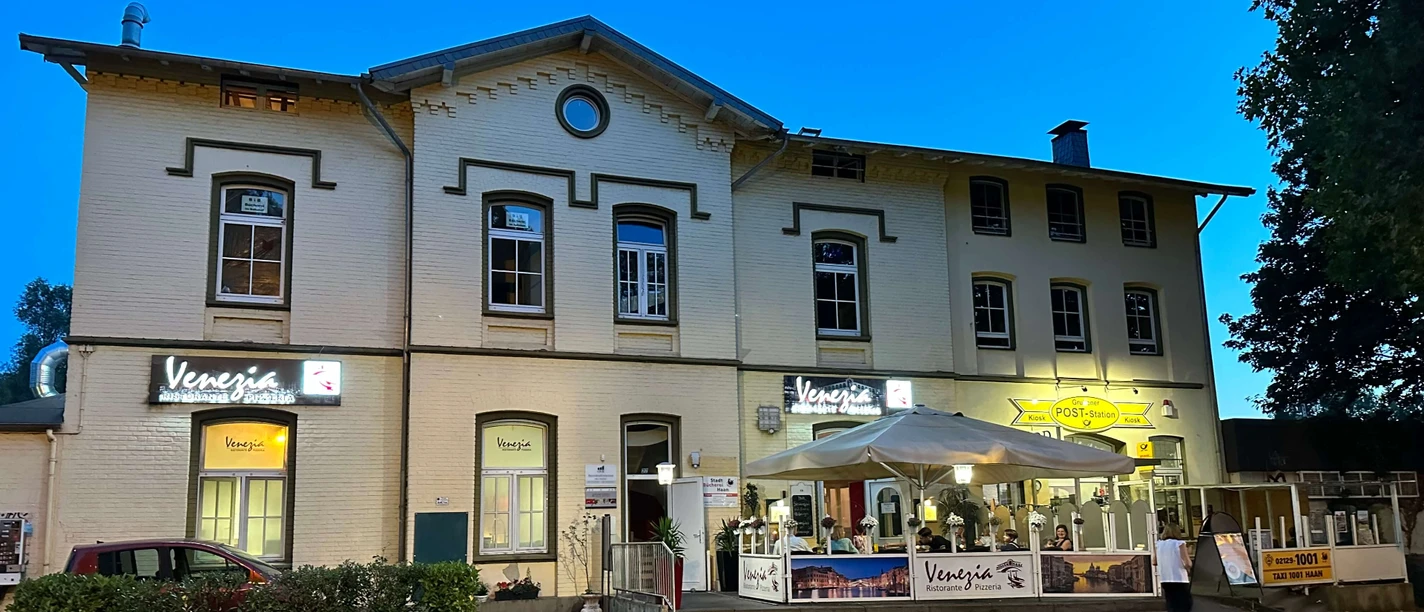 Restaurant Venezia am Abend, Haan Restaurant Venezia in Haan beleuchtet in der Abenddämmerung, einladende Terrasse zur Straße.