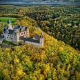Lunzenau_Schloss Rochsburg_(c)Instagram _lng_photography__CC BY-SA (1).JPEG Das Foto zeigt einen Luftaufnahme von Schloss Rochsburg. Das Schloss ist umgeben von einem golden schimmernden Herbtwald.The photo shows an aerial view of Rochsburg Castle. The castle is surrounded by a shimmering golden autumn forest.Na fotografii je letecký pohled na hrad Rochsburg. Hrad je obklopen třpytivým zlatým podzimním lesem.Zdjęcie przedstawia widok zamku Rochsburg z lotu ptaka. Zamek otoczony jest mieniącym się złotą jesienią lasem.De foto toont een luchtfoto van kasteel Rochsburg. Het kasteel wordt omringd door een glinsterend gouden herfstbos.La foto mostra una veduta aerea del castello di Rochsburg. Il castello è circondato da una scintillante foresta autunnale dorata.