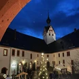Adventsmarkt Schloss Rochsburg Zu sehen ist der stimmungsvoll geschmückte Hof von Schloss Rochsburg. Die Lampen am Weihnachtsbaum leuchten und es findet gerade der Adventsmarkt statt.You can see the atmospherically decorated courtyard of Rochsburg Castle. The lights on the Christmas tree are lit and the Advent market is taking place.Můžete si prohlédnout atmosféricky vyzdobené nádvoří hradu Rochsburg. Rozsvícená světla na vánočním stromu a probíhající adventní trh.Można zobaczyć nastrojowo udekorowany dziedziniec zamku Rochsburg. Świecą się lampki na choince i odbywa się jarmark adwentowy.Je kunt de sfeervol versierde binnenplaats van Kasteel Rochsburg zien. De lichtjes van de kerstboom zijn aangestoken en de adventsmarkt vindt plaats.Il cortile del castello di Rochsburg è decorato in modo suggestivo. Le luci dell'albero di Natale sono accese e si svolge il mercatino dell'Avvento.