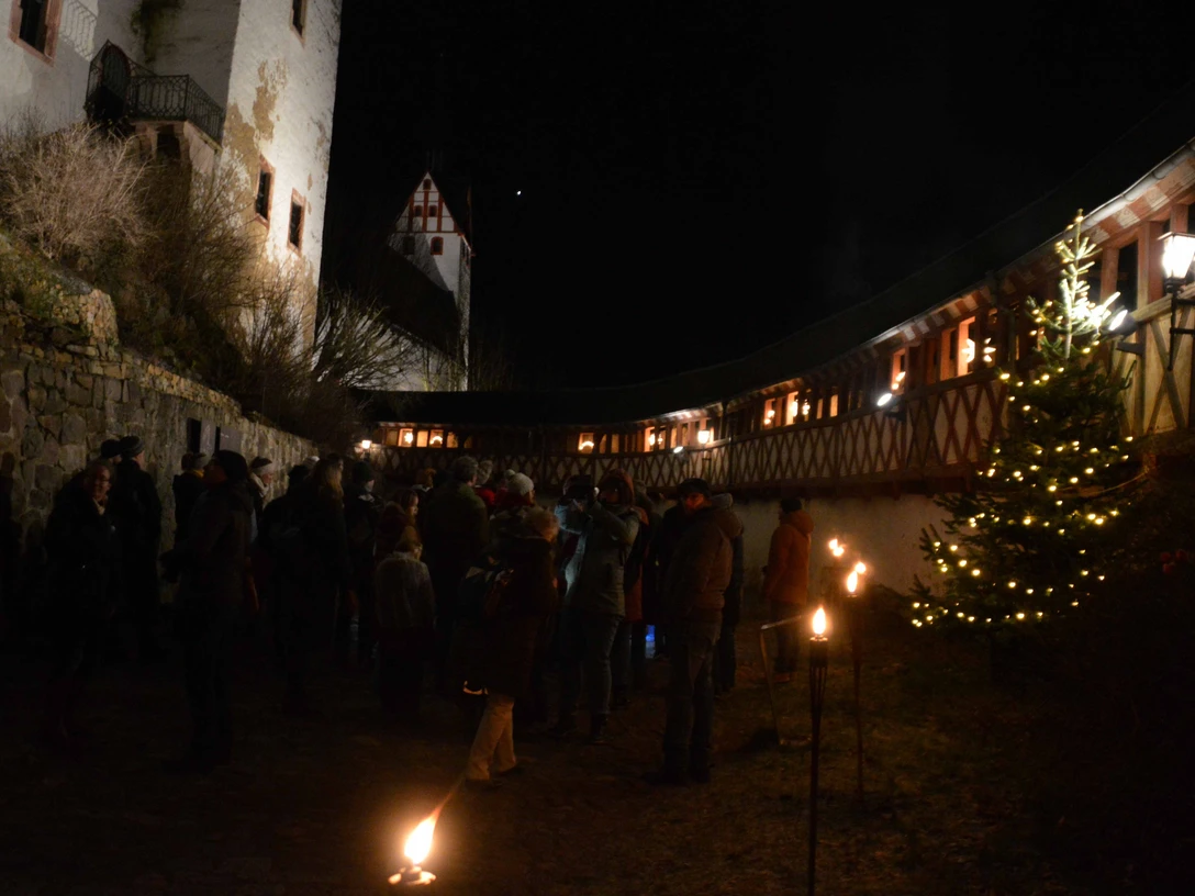 Märchenhafter Jahresausklang Schloss Rochsburg Es ist bereits dunkel draußen und der Wehrgang von Schloss Rochsburg ist mit Fackeln beleuchtet.It is already dark outside and the battlements of Rochsburg Castle are lit up with torches.Venku už je tma a na cimbuří hradu Rochsburg svítí pochodně.Na zewnątrz jest już ciemno, a blanki zamku Rochsburg są oświetlone pochodniami.Het is al donker buiten en de kantelen van het kasteel van Rochsburg zijn verlicht met fakkels.Fuori è già buio e i merli del castello di Rochsburg sono illuminati da torce.