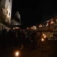 Märchenhafter Jahresausklang Schloss Rochsburg Es ist bereits dunkel draußen und der Wehrgang von Schloss Rochsburg ist mit Fackeln beleuchtet.It is already dark outside and the battlements of Rochsburg Castle are lit up with torches.Venku už je tma a na cimbuří hradu Rochsburg svítí pochodně.Na zewnątrz jest już ciemno, a blanki zamku Rochsburg są oświetlone pochodniami.Het is al donker buiten en de kantelen van het kasteel van Rochsburg zijn verlicht met fakkels.Fuori è già buio e i merli del castello di Rochsburg sono illuminati da torce.