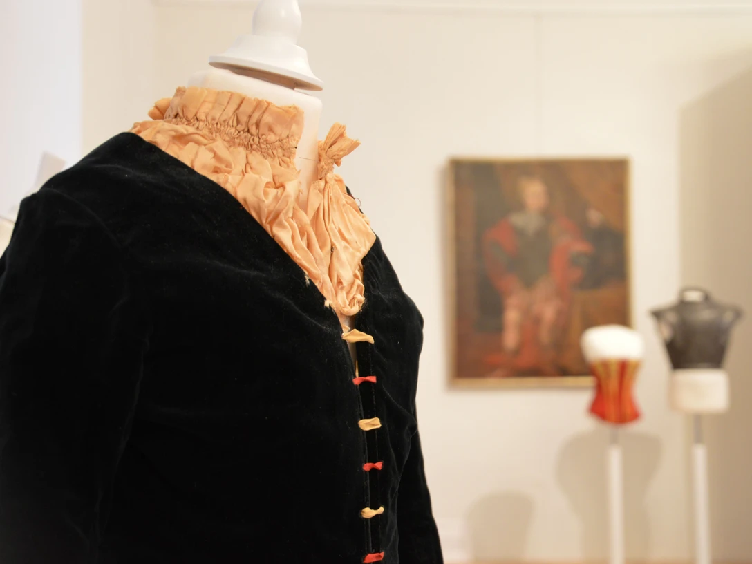 Ausstellung Kinder in Samt und Seide Schloss Rochsburg Zu sehen ist ein Kostümbeispiel der Ausstellung.On display is a costume example from the exhibition.Na výstavě je k vidění ukázka kostýmu.Na wystawie prezentowany jest przykład kostiumu z wystawy.Een voorbeeld van een kostuum uit de tentoonstelling wordt tentoongesteld.Un esempio di costume della mostra è in mostra.