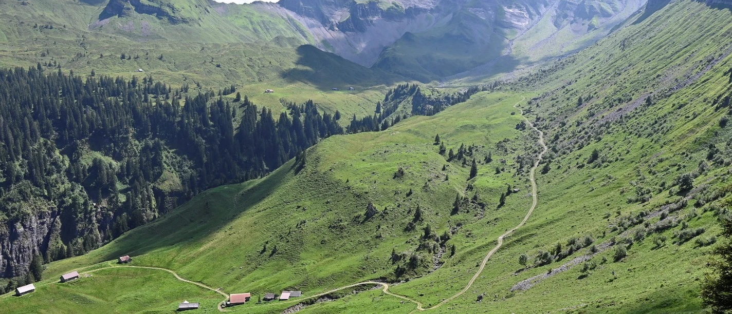 Blick Richtung Süden ins Quellgebiet der Sihl im Chräloch unter dem Mieserenstock und dem Höch Hund (am Horizont in der Mitte)