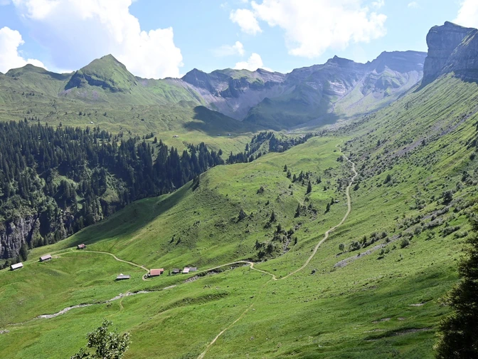 Blick Richtung Süden ins Quellgebiet der Sihl im Chräloch unter dem Mieserenstock und dem Höch Hund (am Horizont in der Mitte)