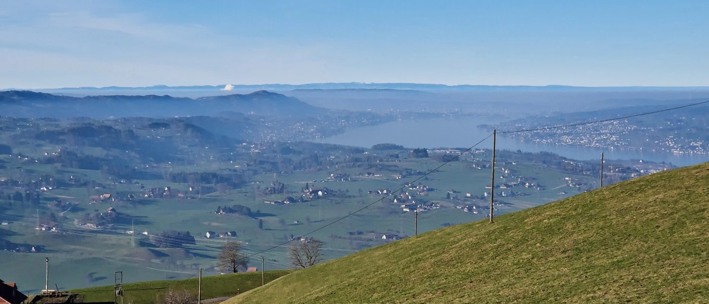 Blick vom Rossberg über die Sihllandschaft mit der Albiskette und dem Zürichsee
