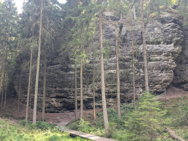 Galgenstein (Šibeniční kámen) an der Radroute 3029