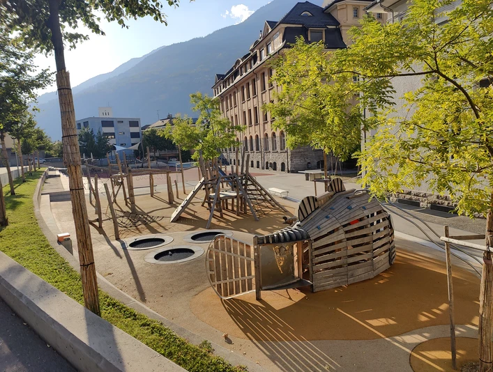 IMG20250818183723.jpg Bild vom Spielplatz Primarschule BrigPicture of the playground at Brig Primary SchoolPhoto de l'aire de jeux de l'école primaire de Brigue