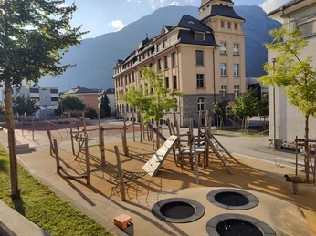 IMG20250818183727.jpg Bild vom Spielplatz Primarschule BrigPicture of the playground at Brig Primary SchoolPhoto de l'aire de jeux de l'école primaire de Brigue