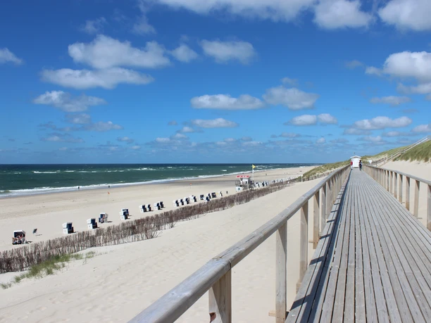 Holzweg am Badestrand Lornsenweg